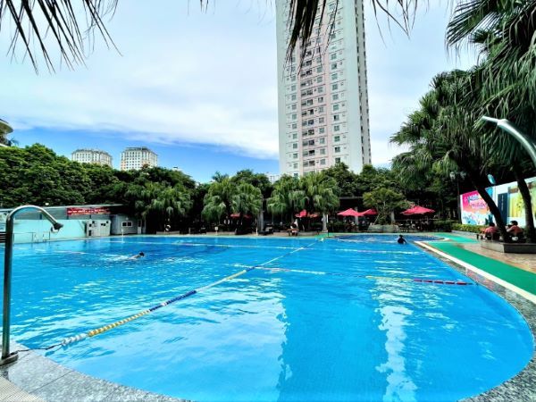 Nằm trong khuôn viên khách sạn tại khu đô thị mới Xala, bể bơi Mường Thanh là cái tên được nhiều lựa chọn là địa điểm bơi lội, thư giãn