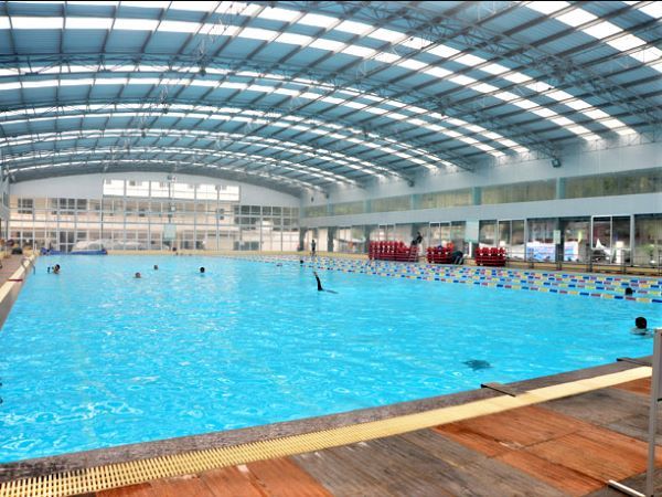 Bể bơi Olympia Tăng Bạt hổ là cơ sở bể bơi đông khách nhất trong hệ thống bể bơi bốn mùa Olympia nổi tiếng
